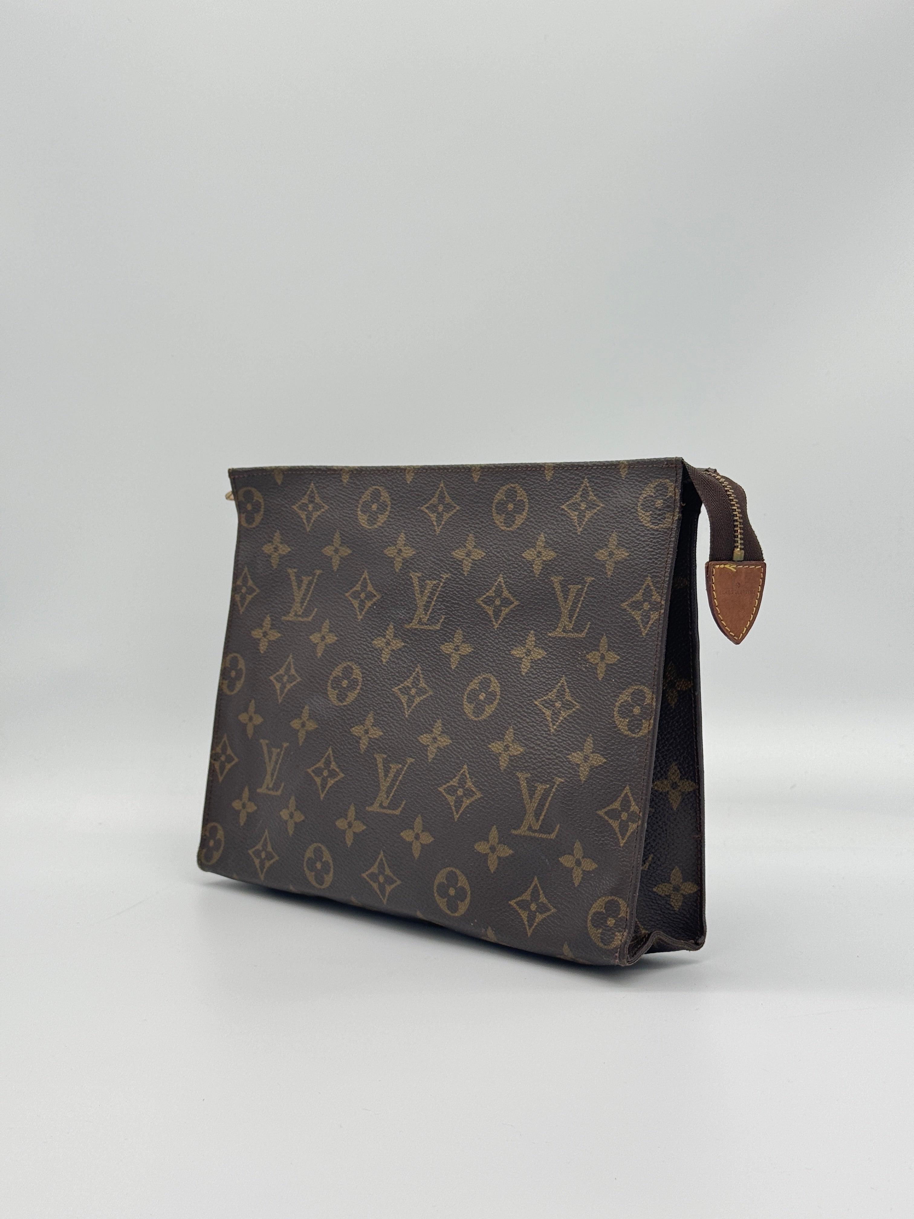 Louis Vuitton Toiletry 26