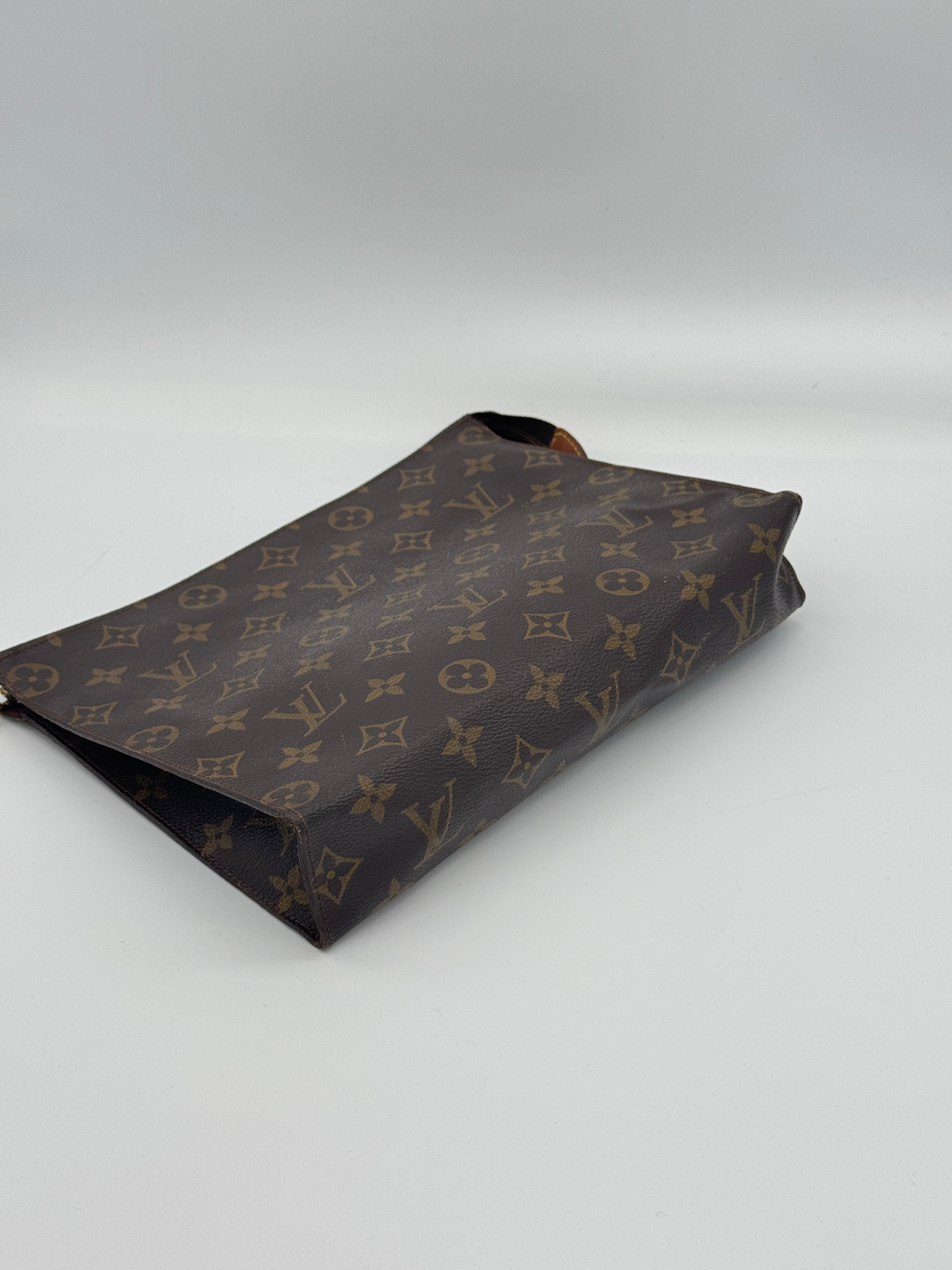 Louis Vuitton Toiletry 26