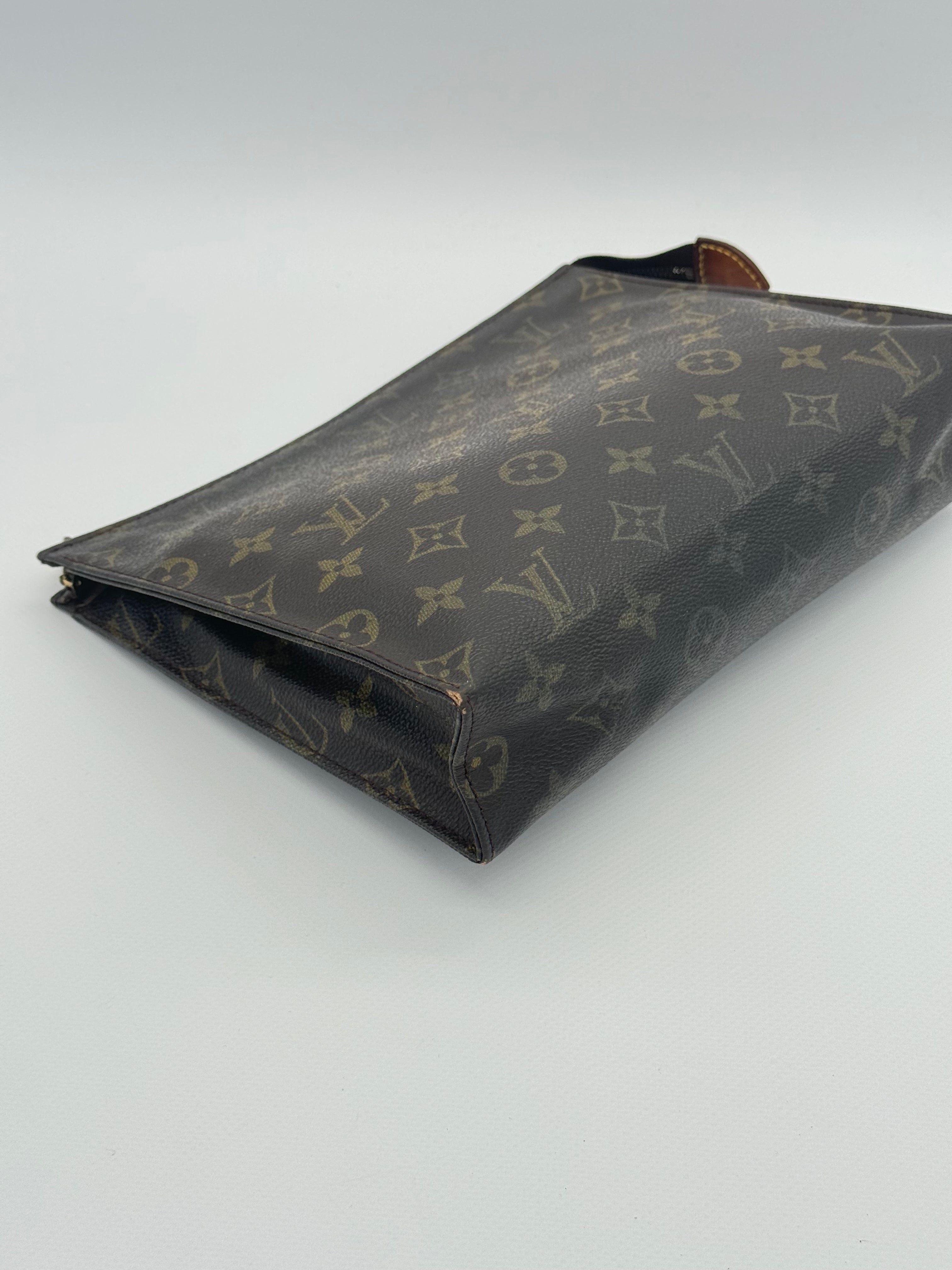 Louis Vuitton Toiletry 26