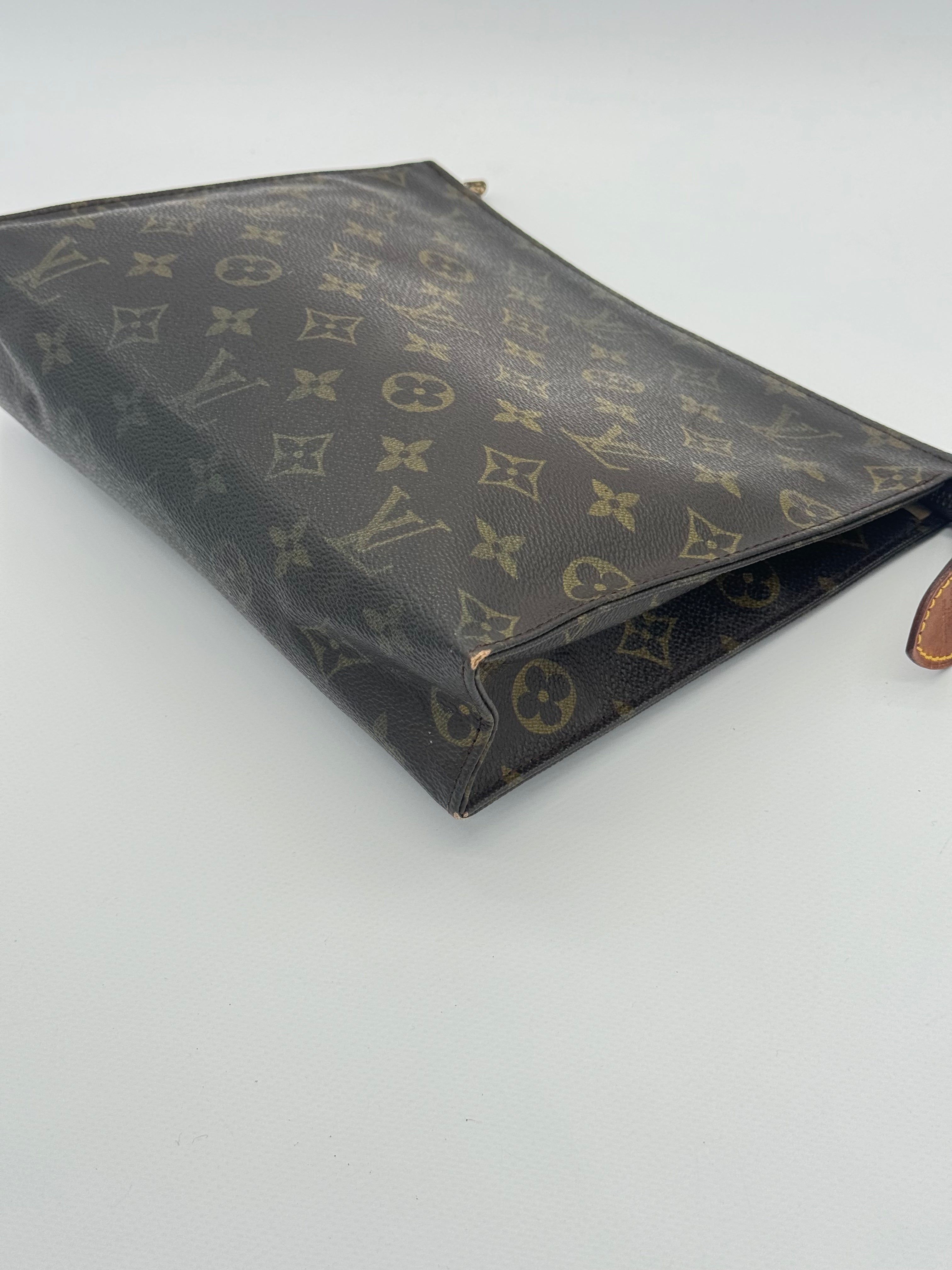 Louis Vuitton Toiletry 26